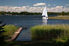 Kissain-See Wasserlandschaft Masuren grüne Schilfufer Segelboot Steg Halbinsel Maly Ostrów nad Jezioro Kisajno