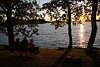 Masuren Haarschen-See Uferbank-Trio sitzend vor Sonnenuntergang Wasserlandschaft Mazury jezioro