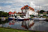 806709_ Angerburg Appartements am Hafen Wegorapa Masuren Wasserflu Landschaft Bild mit Yachten Bootsverleih