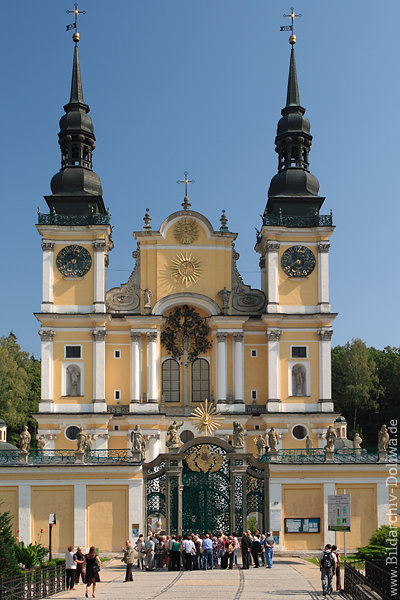 HeiligeLinde Kirche-Doppelt�rme Pilger Wallfahrt-Besucher am Eingangstor