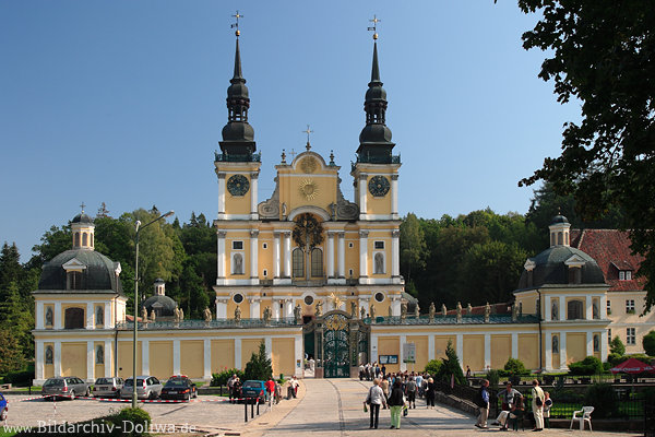 Heilige-Linde Wallfahrtskirche Masurens Pilgersttte Frontpanorama mit Besuchern