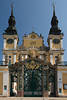 607563_ Heiligelinde reichverzierte Tor der Barockkirche mit Doppelturm und vergoldungen, Skulpturen der Heiligen über den Eingangstor