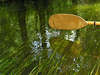 Kajak-Paddel über Flußbett Wasserpflanzen Krutynia in Masuren Naturreservat