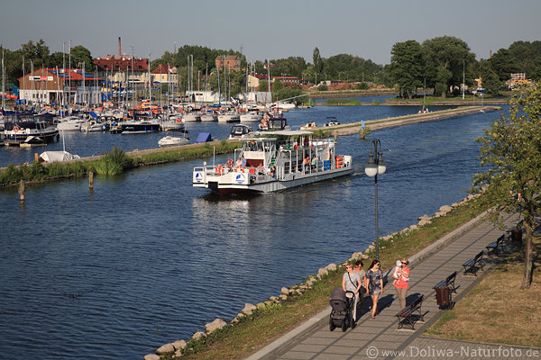 Masuren Hafenlandschaft Ltzen Schiff Port Gizycko Wasser Mole Besucher Mdels Spaziergang am Lwentin See Mazury Niegocin