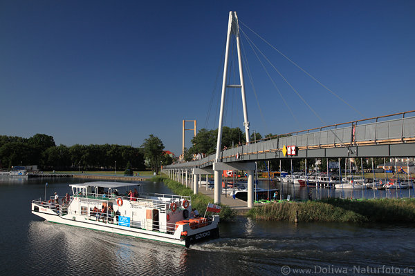 Port-Gizycko Ltzen Bilder Schiff Hafenbrcke Ausflug in Wasserlandschaft Masurens Lwentinsee