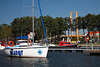 L�tzen Portbr�cke Bild Masuren L�wentinsee Neubau am Hafen mit Segler-Frau Jachturlaub