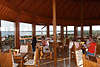 Wasserturm Café Rundpanorama Foto: Gäste an Tischen im Innenraum mit Lötzen Rundblick