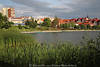 1204388_Lyck Seebucht Stadtpanorama am Wasser Schilf Landschaftsfoto rote Huser Blick