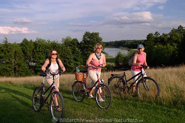 Frauen-Trio mit Fahrrad Mdels Seeblick in Masuren