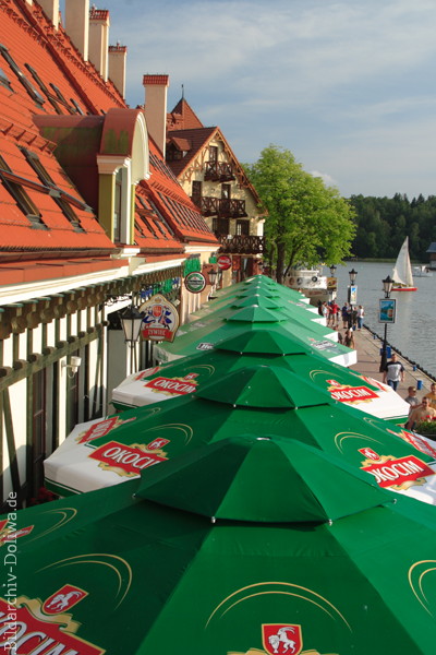 Nikolaiken-Foto Seepromenade Sonnenschirme der Kneipen am Schiffsanleger Mikolajki