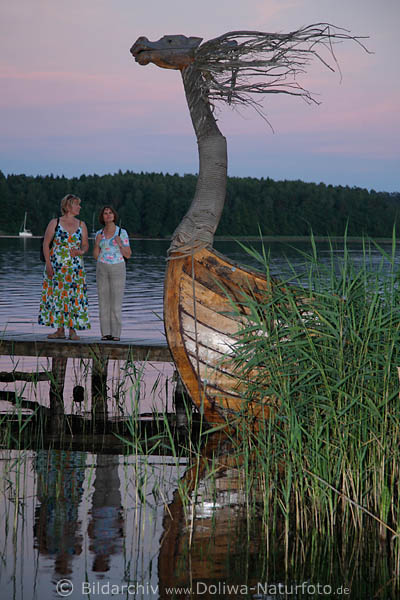 Frauenpaar am Urboot der Slawen am Seesteg in Masuren Beldahnsee