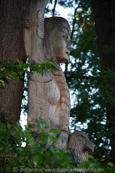 Galinder Frau Figur Baumholzskulptur in Masuren Galindia Waldpark am Beldahnsee