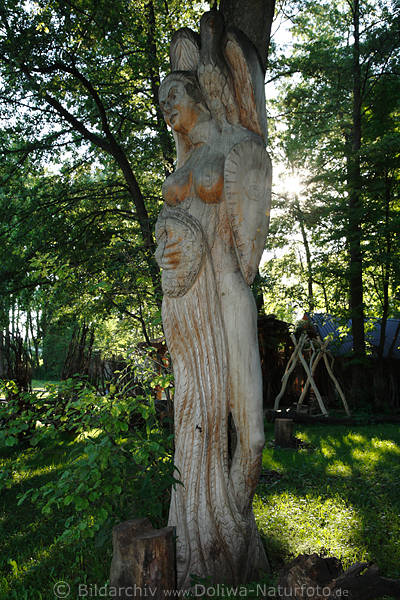 Frauenfigur Holzschnitzerei im Wald Galindia Masuren Park am Beldahnsee