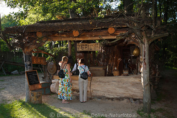 Galindia urige Grillhtte in Masuren Holzbar am Seeuferwald von Beldahnsee