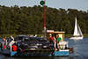 Fhre in Wierzba Fahrt ber Beldansee Foto mit Autos, Touristen & Segelboot in Masurenurlaub