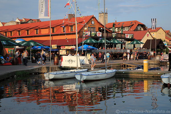 Seglerdorf Nikolaiken Masuren Port Kneipen Besucher am Ufer Mikolajki See Boote in Wasser