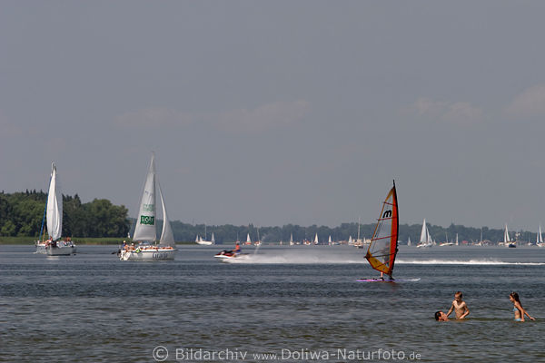 Niegocin Relax Urlaub am Wasser Lwentin See masurische Landschaft Panorama: Jachten mit Segel, Windsurfer in Wind, Jetski, Badende