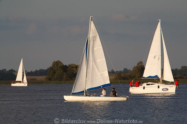 Segelboote auf Lwentin See Wasserlandschaft Masurens in Abendsonne Niegocin Mazury