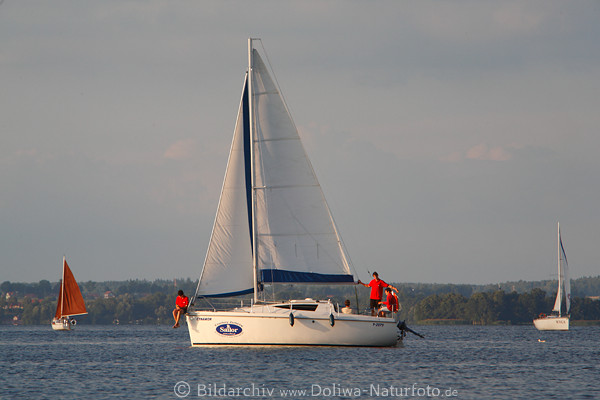 Masurens See Landschaftsbild mit Segelboot Cynamon auf Niegocin Wasser Segler in Naturidylle Mazury krajobraz wodny