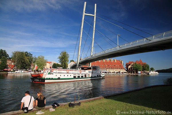 Masuren Nikolaiken Wasserufer Urlauber-Paar vor Seebrücke Schiffen