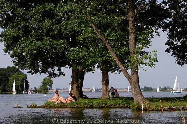 Urlauber unter Baum Landzipfel Rydzewen (Rotwalde) Strand am Boczne See Ecke Lwentin See-Landschaft vor Segelboote Panorama