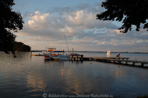 Masuren See-Landschaft Abendlicht ber Wasser Bootssteg Brcke in Rotwalde Segelboot Anlegestelle Wolken-Stimmung Spiegelung