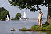 Rydzewen Lwentin See Landzipfel in Masuren Frau unter Baum Segler Blick auf Wasser Jachten