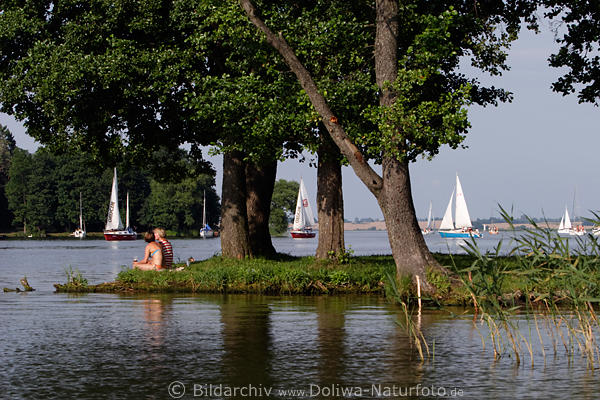 Rotwalde Land-Zipfel Urlauber am Wasser Ufer-Bume See-Panorama Segelboote in Masuren Naturidylle Rydzewen Mazury Rydzewo