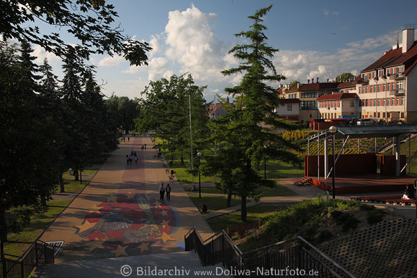Sensburg Park Allee Promenade Spaziergnger Masuren Urlaub Reisebild