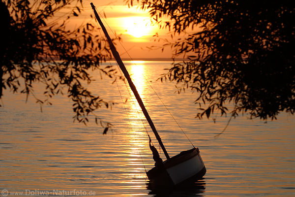Segelboot in Wasser Masuren See Rotlicht Sonnenuntergang Romantik Abendidylle