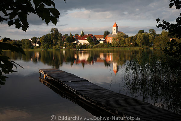 Suleyken Steg-Seebrcke in Wasser Masuren Seenlandschaft Schwentainen Dorfkirche Blick