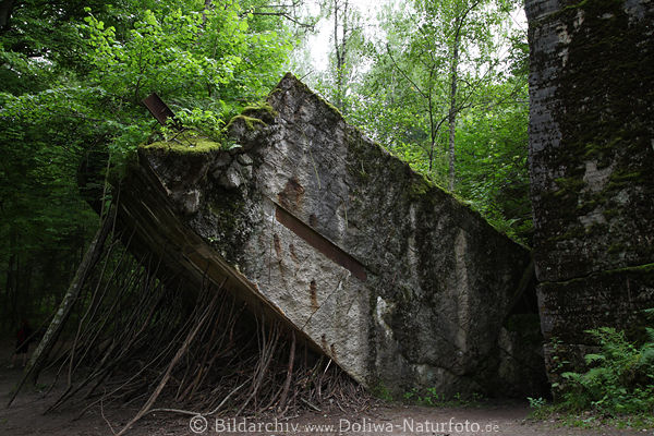 Bunker in Grlitz umgekippte dicke Betonmauer Foto eh. Hitler-Quartier Wolfsschanze