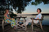 Masuren Galindia Frauen in urigen Sitzmöbel am See Wasserufer romantischer Abend