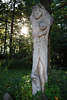 109998_Waldfee Nixe Holzskulptur Foto aus Galindia Märchenwald in Sonnenschein Masurens Freilichtmuseum am Beldahnsee