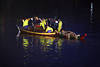 Maränenkönig im Netz umhüllt hinter Fischerboot auf Nikolaikensee