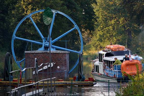 Schiff am Wellrad Wasserkanal Schleuse in Ermland hydrographischer Baudenkmal Schiefe-Ebene Rollberge