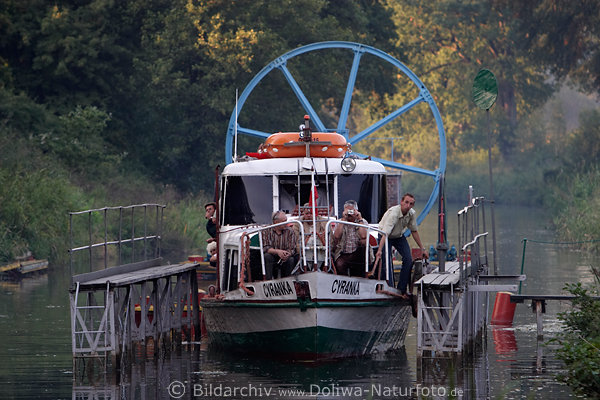 Schiff Cyranka in Frderwagen vor Wellrad des Elbing-Osterode-Kanals