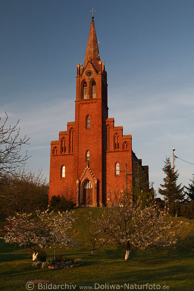 Lebbin Backsteinbau Dorfkirche in Abendlicht