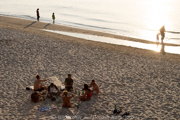Ostseestrand Misdroy Sandurlauber Menschen Paare spazieren am Wasserufer liegen