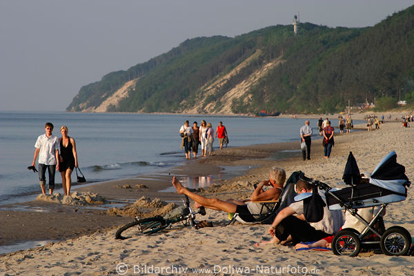 Strandidylle Misdroy Ostseekste Miedzyzdroje Urlauber im Sand liegen spazieren