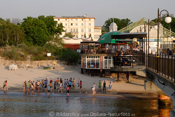 Misdroy Seebrcke Ostseestrand Kindergruppe am Kneipencenter Hotel Aurora Wasserblick