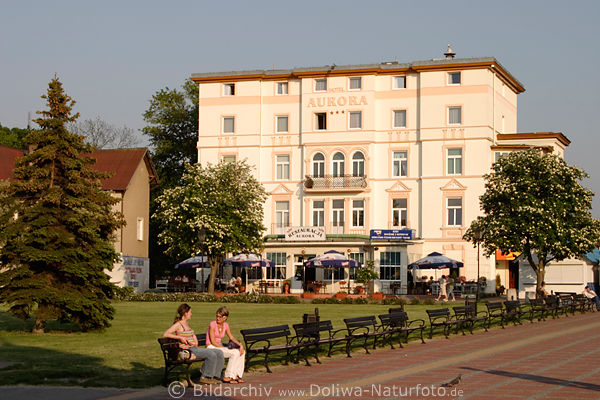 Misdroy Fussgngerplatz vor Hotel Aurora Touristen Bank mit Frauenpaar