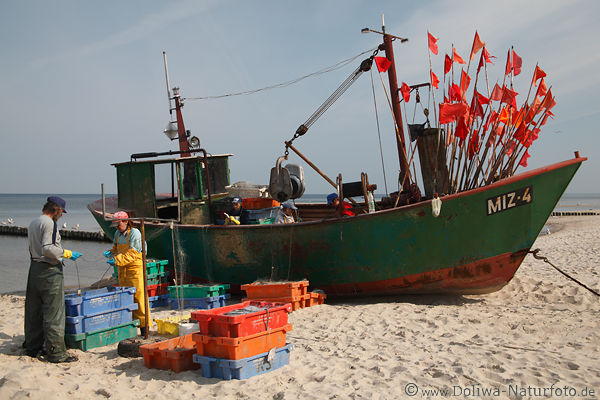 Fischer subern Fischnetze am Kutter in Sand Ostseestrand Misdroy