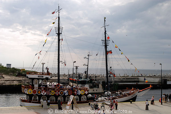 Vikingerschiff Pirat Foto im Hafen Kolberg Touristen an Board vor Seereise Meerausflug