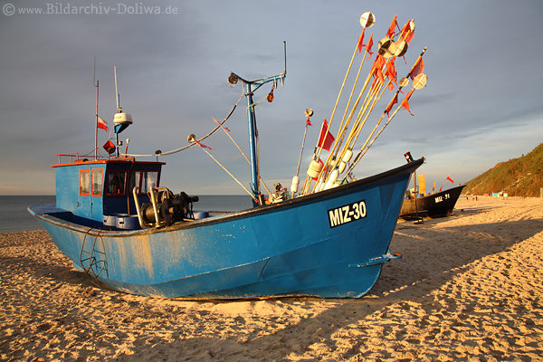 Fischkutter Ostseestrand Misdroy Miedzyzdroje Küste blaues Fischerboot in Abendlicht