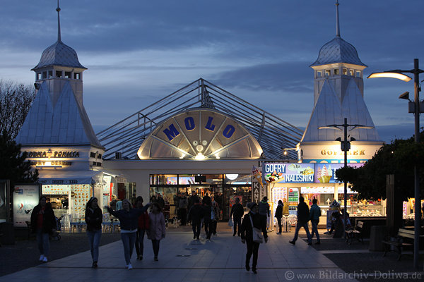 Mole Misdroy Passagen Nachtfoto Seebrücke-Türme Urlauber Promenade Abendromantik Miedzyzdroje