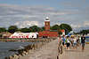 705723_ Rügenwaldermünde Hafenturm Foto Mole mit Touristen Spaziergang in Darlówko Ausflug ans Meer