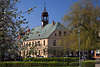 800969_ Swinoujscie Swinemünde Rathaus in Frühling Reisebild von Stadtzentrum an der Swine in Polen