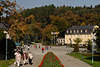 710572_Bad Kudowa Kurpark-Alle Foto Kurplatz Besucher Kururlaub zwischen Blumen