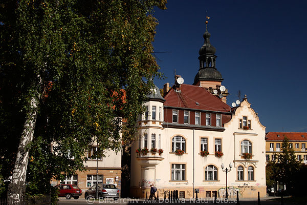 Bad Warmbrunn Villen vor Pfarrkirche St. Johannes des Tufer